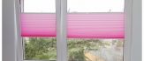 Różowe plisy okienne: subtelność w kolorze. Dzięki naszemu montażowi na Śląsku wprowadź do swojego wnętrza delikatny, unikalny akcent.